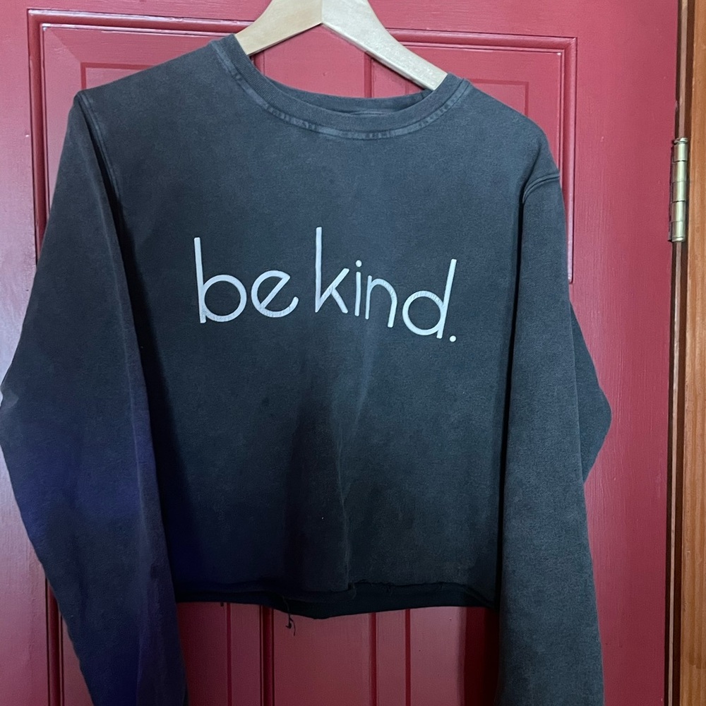 Be Kind! Crop sweatshirt. Gray/black